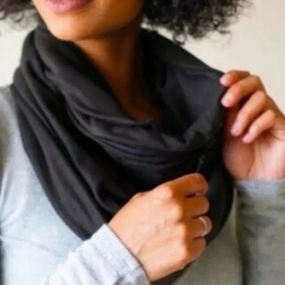 Beyond Yoga Pocket Infinity Scarf in black NWT - Picture 1 of 7